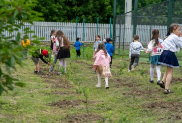 Elevi de la școala Gănești, comuna Cavadinești, județul Galați, la activitatea proiectului Școala Mea Verde, finanțată de Teach for Romania și OMV Petrom