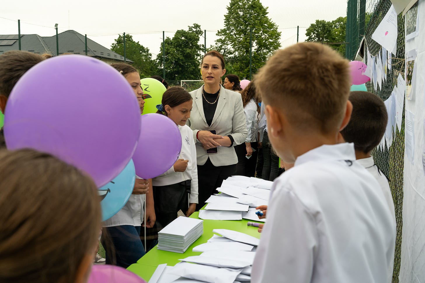 Grădinărit în curtea școlii, într un sat gălățean (imaginea 6)