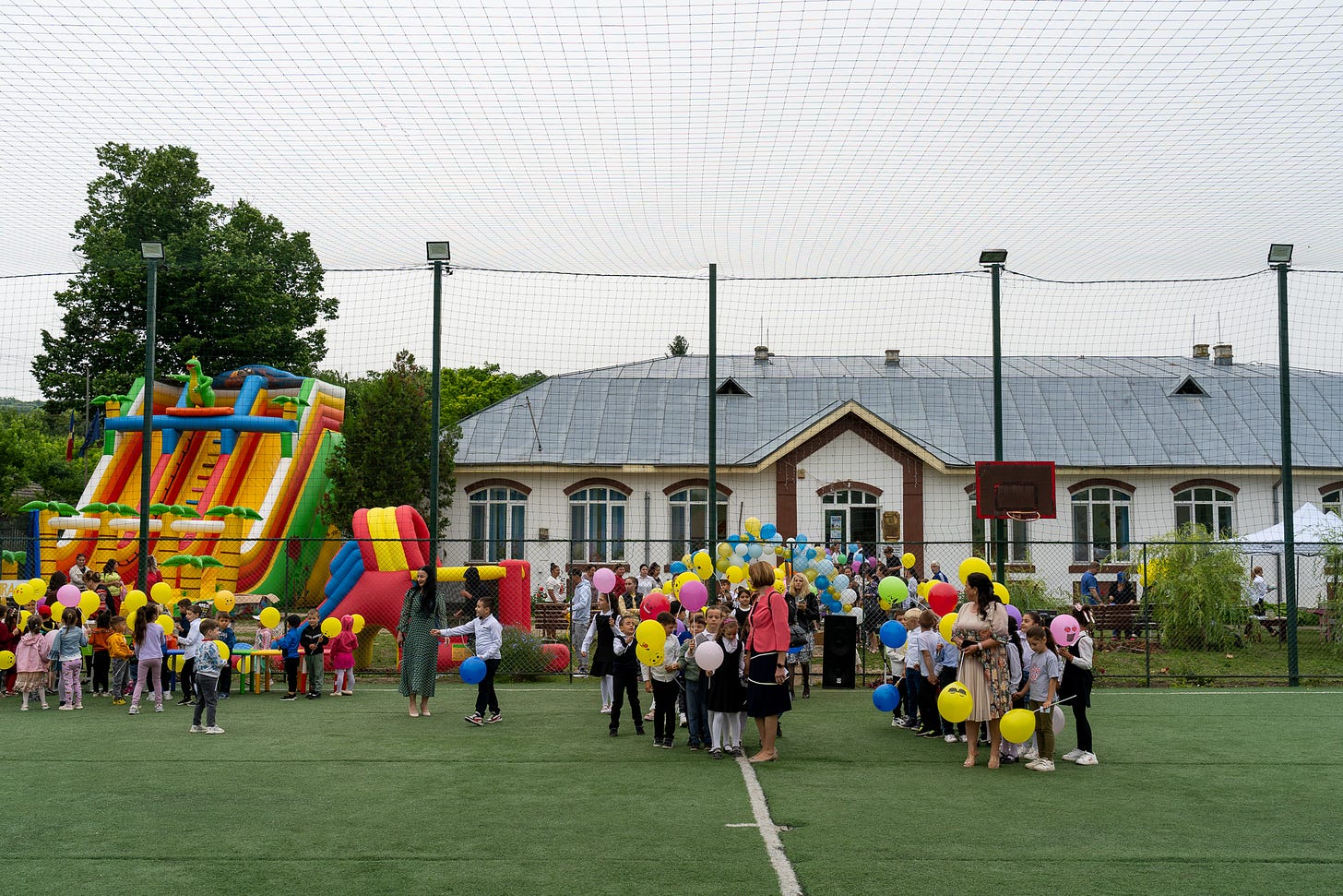 Grădinărit în curtea școlii, într un sat gălățean (imaginea 9)