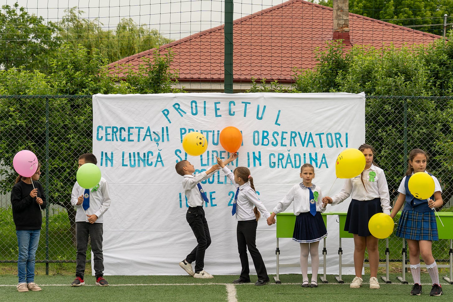 Grădinărit în curtea școlii, într un sat gălățean (imaginea 10)