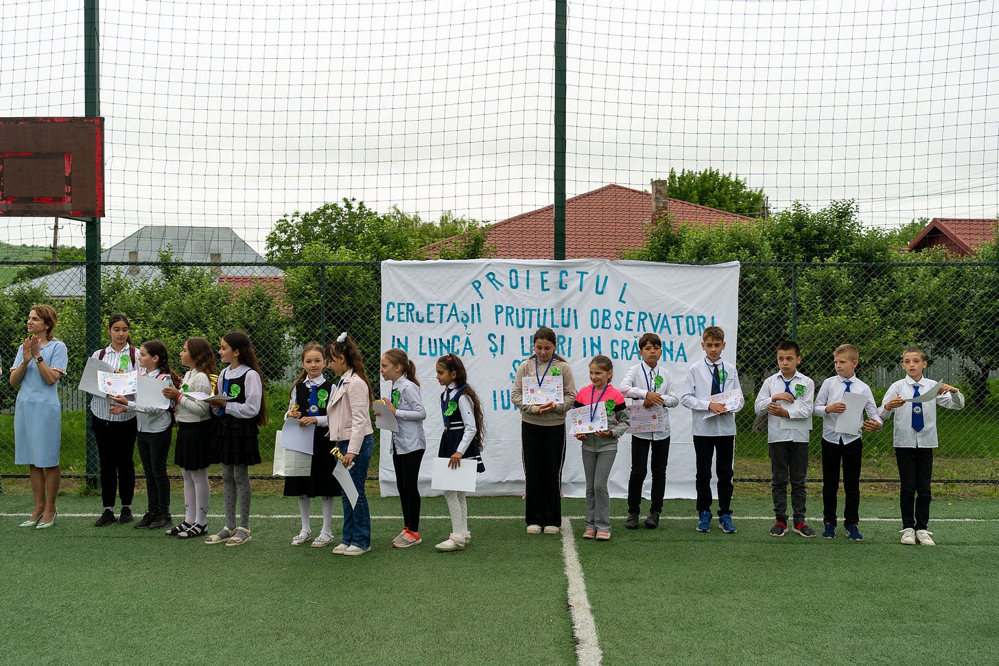 Grădinărit în curtea școlii, într un sat gălățean