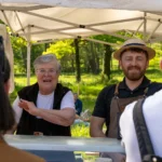 fotografie cu George Cățean care vinde brânză de la ferma de Familie la Ferma Cățean Rotbav, Brașov