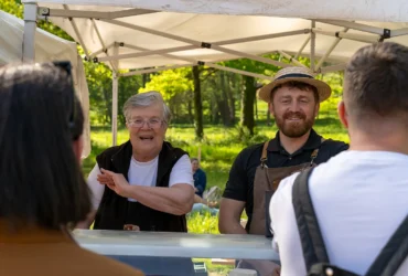 fotografie cu George Cățean care vinde brânză de la ferma de Familie la Ferma Cățean Rotbav, Brașov