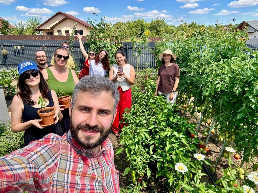 Grupul de la primul atelier, în grădină