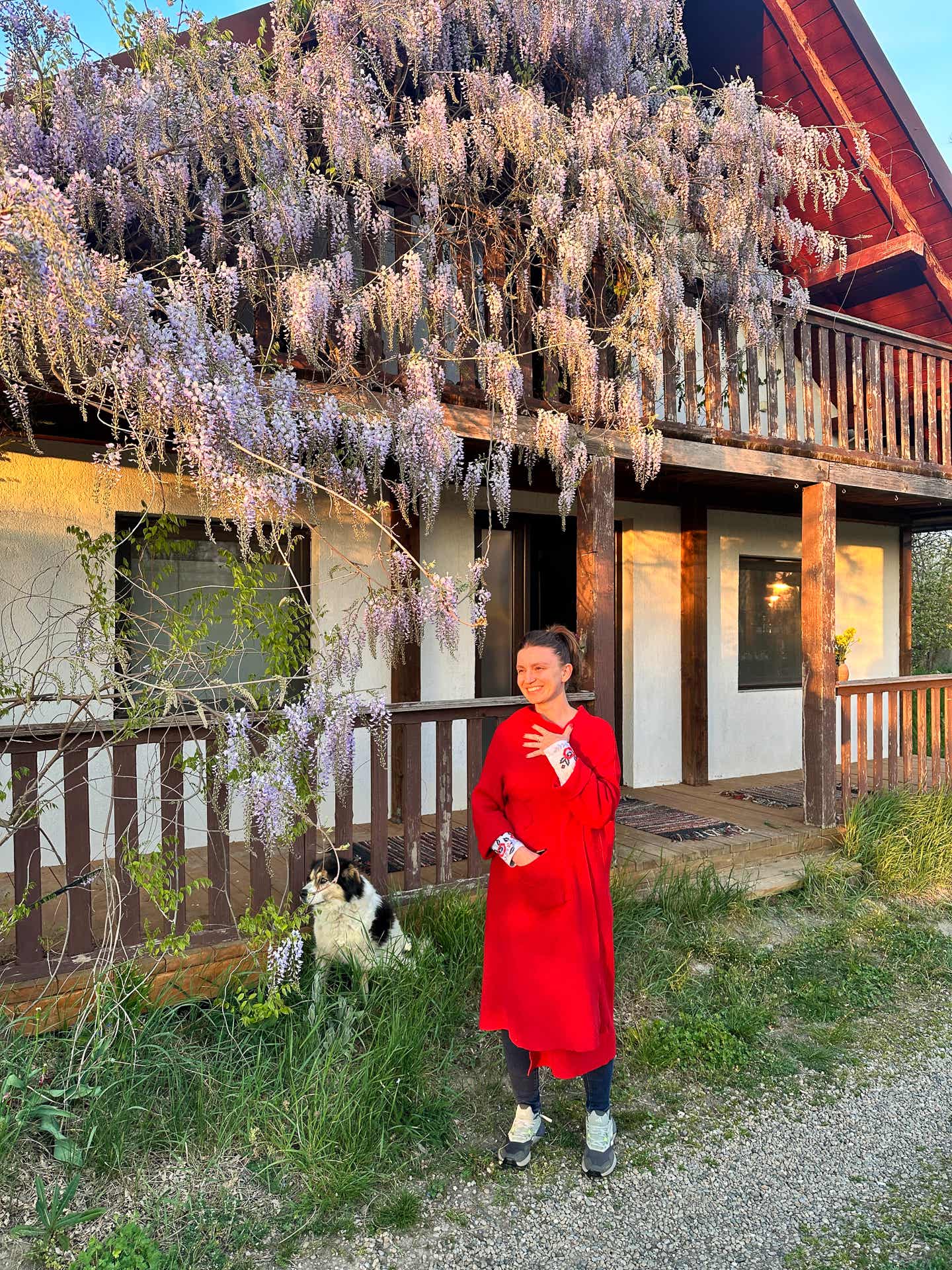 Paula în fața Cămării din Totești. Fotografii de Ionuț Teoderașcu.