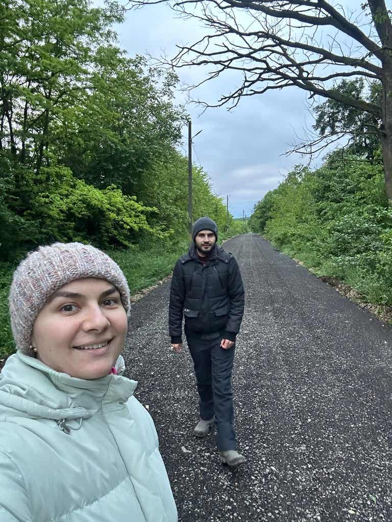 Un selfie din mai, ne duceam spre pădure.