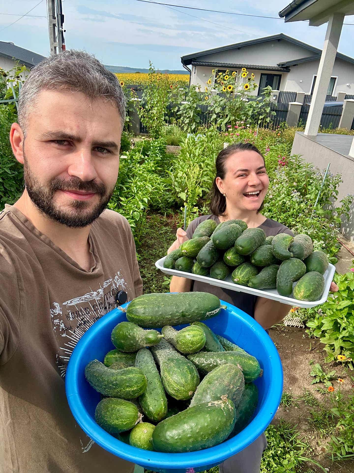 Cum arată grădina de la sat la mijlocul verii