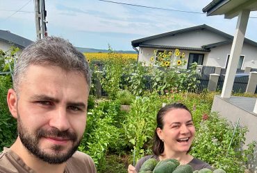 Cum arată grădina de la sat la mijlocul verii
