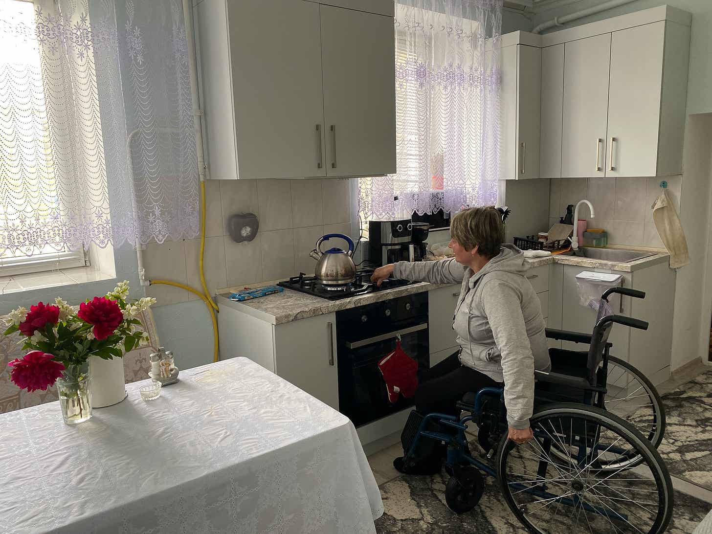 Lilia își face un ceai, în bucătăria sa.