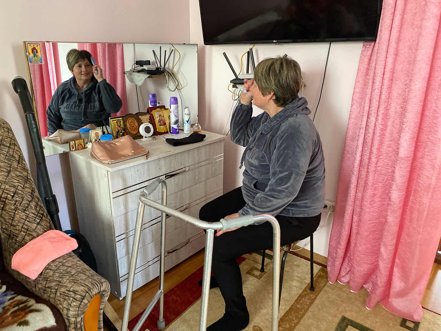 Lilia se pregătește de o ieșire în sat.