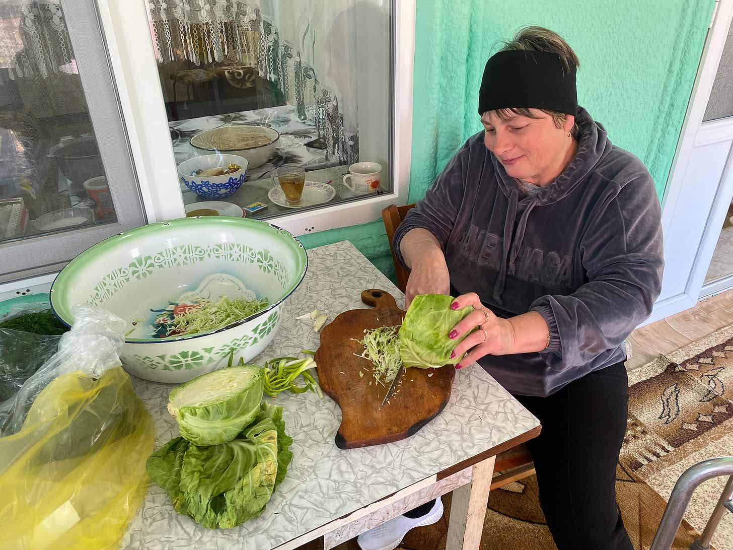 Lilia o ajută pe prietena sa. Gătește pentru o pomană.