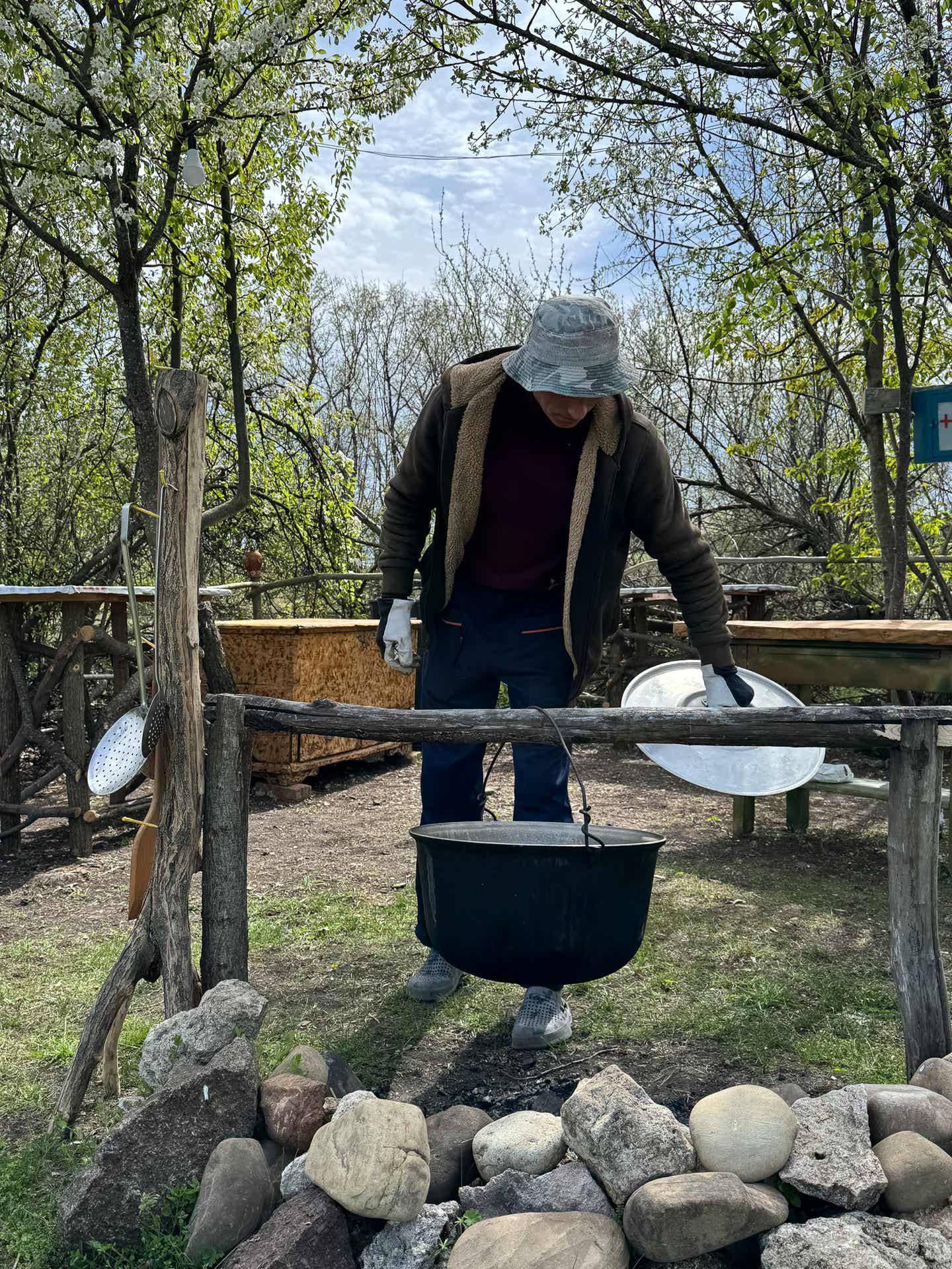 „Nicio mâncare de la restaurant nu se compară cu cea făcută pe foc”, spune Petrea.