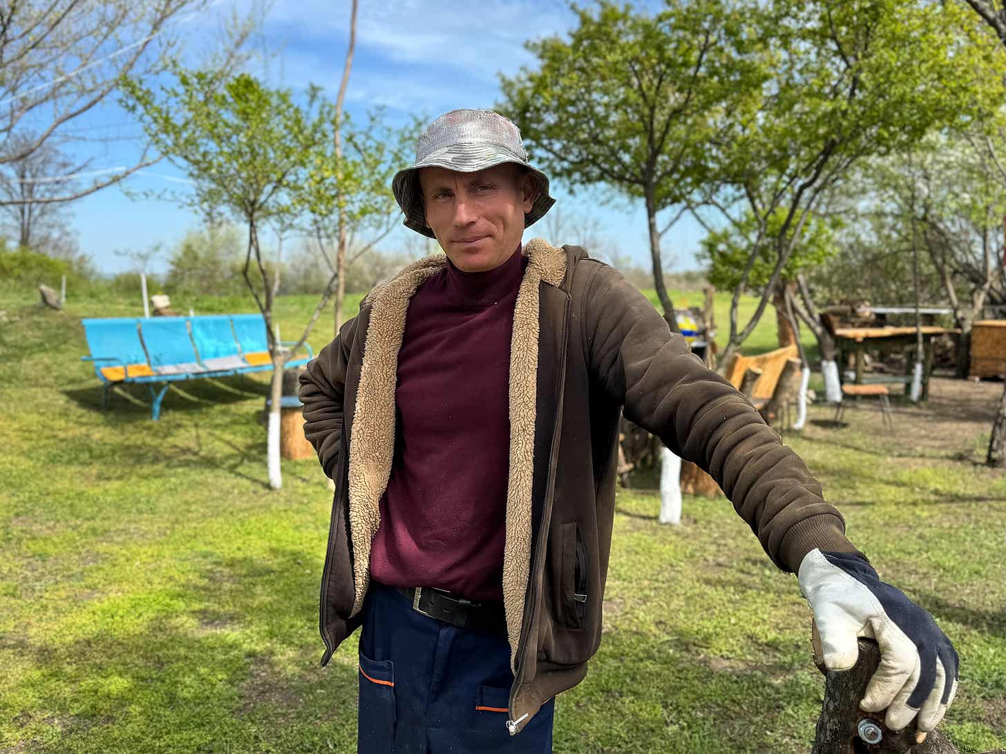 Petrea, în curtea casei pe care o îngrijește singur de mai bine de 20 de ani.