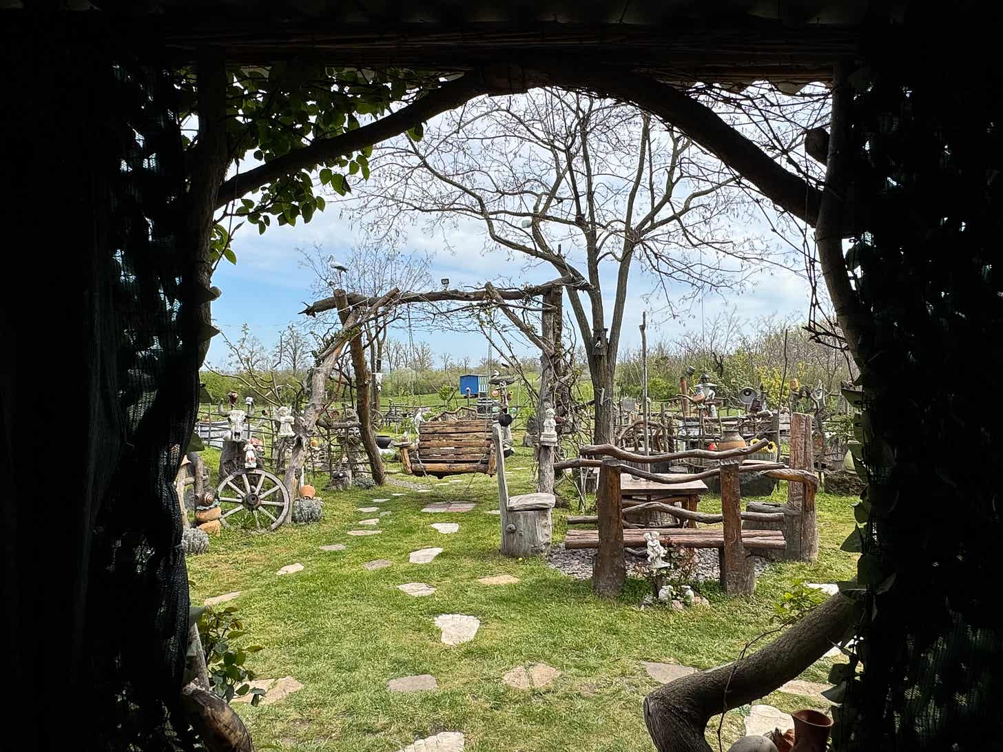Zona din curte amenajată de Petrea, cu mobilier din lemn lucrat de el în întregime.