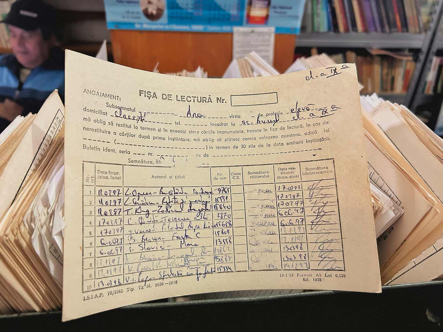 Fișă de lectură- a aparținut unei eleve, Ana, acum plecată din țară, dar încă pasionată de citit. (Fotografie editată pentru a nu se vedea unele informații cu caracter personal.)