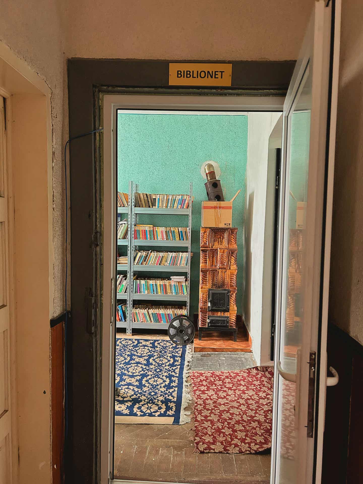 Biblionet, o cameră mică, o sobă și câteva covoare colorate, aici își petreceau timpul unii tineri din sat.
