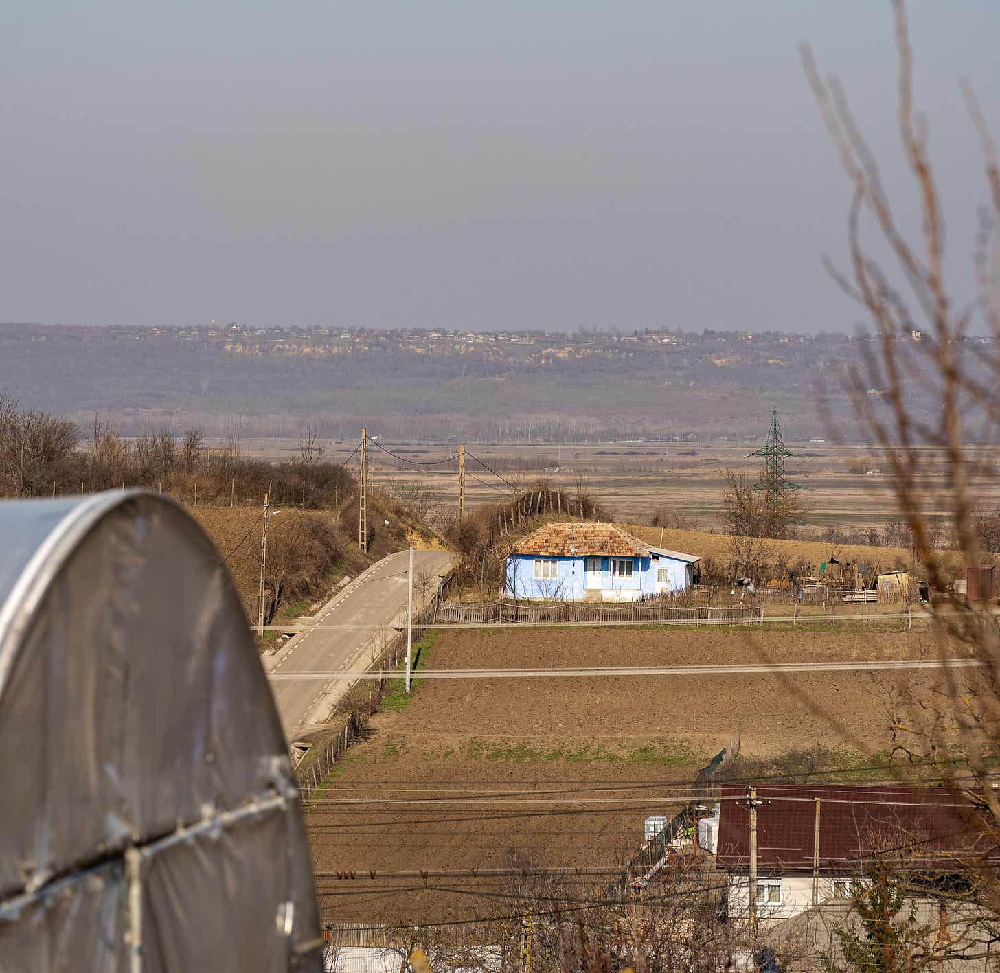 Priveliște din curtea familiei Leonte. În zare se vede o localitate din Republica Moldova.